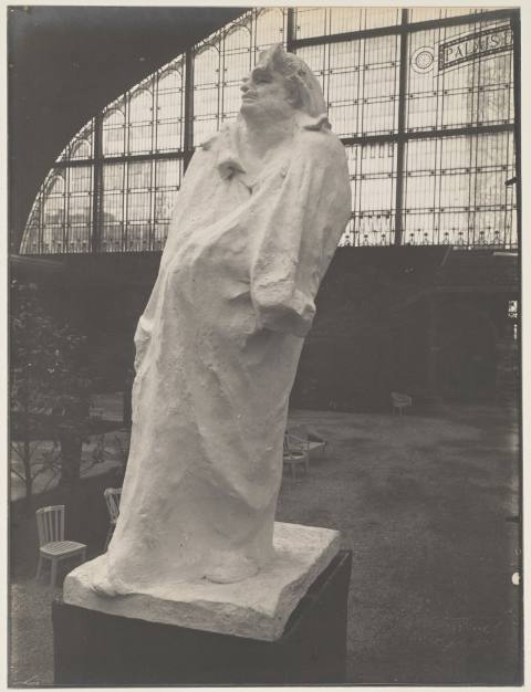 Monument à Balzac (plâtre) au Salon de la Société nationale des Beaux-Arts, 30 mai 1902 a Balzac (escayola) en el Salón de la Sociedad Nacional de Bellas Artes, 30 de mayo de 1902