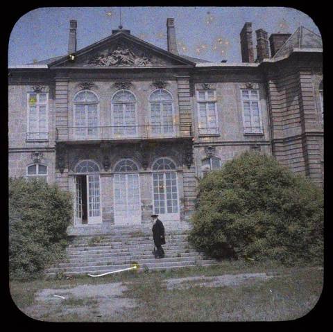 Étienne Clémentel Rodin sur les marches de l’Hôtel Biron, 1915de su obra al Estado para fundar su museo en el Hôtel Biron de París.